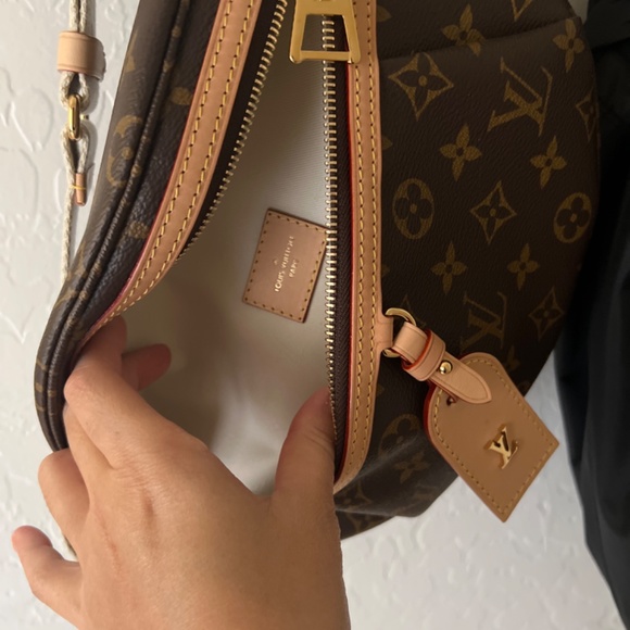High rise Louis Vuitton bum bag - Picture 6 of 6